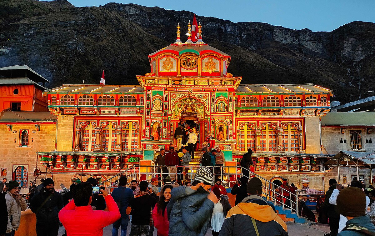 उत्तराखंड_में_भगवान_बद्रीनाथ_के_दर्शन_करते_श्रद्धालु_.._बद्रीनाथ_धाम_में